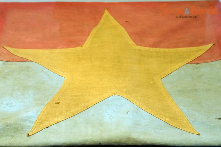 Cờ Mặt trận Dân tộc giải phóng miền Nam Việt Nam của Trung đoàn 1, Sư đoàn Bộ binh 10, Quân đoàn 3, dùng treo tại Bộ Tổng tham mưu quân đội Sài Gòn trưa ngày 30/4/1975.