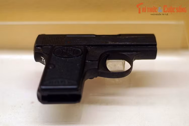 Súng ngắn Browning, đồng chí Đại úy Phạm Xuân Thệ thu của Tổng thống Dương Văn Minh, trưa ngày 30/4/1975.