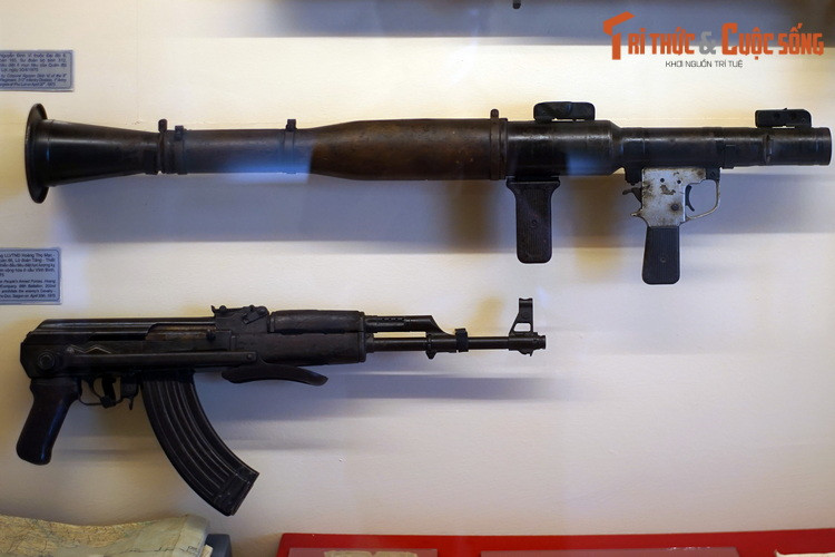 Trên: Súng B41 của Hạ sĩ Nguyễn Đinh Vĩ, Sư đoàn Bộ binh 312, sử dụng tiêu diệt 6 mục tiêu của địch tại Phú Lợi, 30/4/1975. Dưới: Súng AK của Anh hùng LLVTND Hoàng Thọ Mạc, Lữ đoàn Tăng - Thiết giáp 202, dùng để chiến đấu với địch ở cầu Vĩnh Bình, Thủ Đức, 30/4/1975.