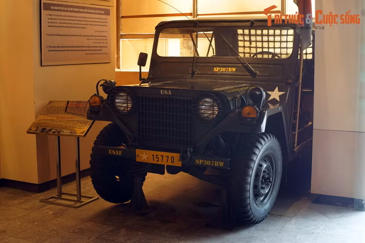 Trưa ngày 30/4/1975, Đại úy Phạm Xuân Thệ, Trung đoàn phó Trung đoàn 66, Sư đoàn 304 đã dùng chiếc xe jeep số 15770 (thu của địch tại sân bay Đà Nẵng ngày 29/3/1975) để đưa Tổng thống chính quyền Sài Gòn Dương Văn Minh sang đài phát thanh đọc lời tuyên bố đầu hàng.