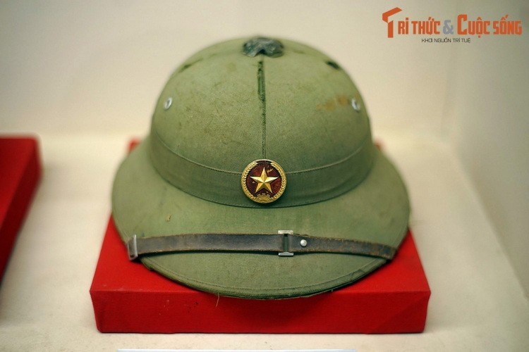 Mũ cứng của đồng chí Đại úy Phạm Xuân Thệ sử dụng khi cùng đồng đội bắt nội các và Tổng thống Dương Văn Minh, trưa ngày 30/4/1975.
