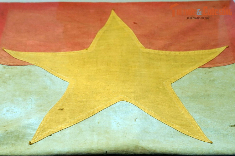 Cờ Mặt trận Dân tộc giải phóng miền Nam Việt Nam của Trung đoàn 1, Sư đoàn Bộ binh 10, Quân đoàn 3, dùng treo tại Bộ Tổng tham mưu quân đội Sài Gòn trưa ngày 30/4/1975.