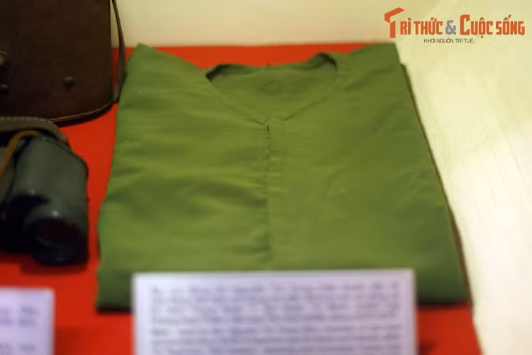 Áo của đồng chí Nguyễn Thị Trung Kiên, đội 18 Biệt động Sài Gòn, sử dụng khi dẫn đường cho xe tăng và bộ binh Trung đoàn 1, Sư đoàn 10 đánh chiếm trại Hoàng Hoa Thám, sân bay Tân Sơn Nhất, sáng 30/4/1975.