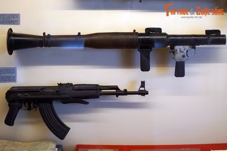 Trên: Súng B41 của Hạ sĩ Nguyễn Đinh Vĩ, Sư đoàn Bộ binh 312, sử dụng tiêu diệt 6 mục tiêu của địch tại Phú Lợi, 30/4/1975. Dưới: Súng AK của Anh hùng LLVTND Hoàng Thọ Mạc, Lữ đoàn Tăng - Thiết giáp 202, dùng để chiến đấu với địch ở cầu Vĩnh Bình, Thủ Đức, 30/4/1975.