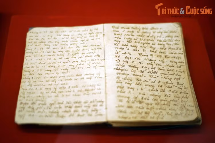 Sổ nhật ký của đồng chí Lê Văn Phượng, Đại đội phó Đại đội 4, Tiểu đoàn 1, Lữ đoàn Tăng - Thiết giáp 203, dùng ghi chép về kíp chiến đấu của xe tăng 390 ở Dinh Độc Lập.