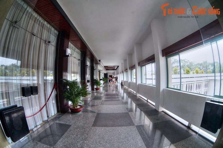 Bên trong Dinh, đuờng nét kiến trúc của các hành lang, đại sảnh, các gian phòng đều dùng đường ngay sổ thẳng, lấy ý tưởng từ câu “Chính đại quang minh”.