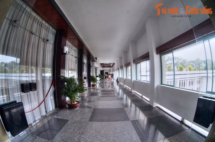 Bên trong Dinh, đuờng nét kiến trúc của các hành lang, đại sảnh, các gian phòng đều dùng đường ngay sổ thẳng, lấy ý tưởng từ câu “Chính đại quang minh”.