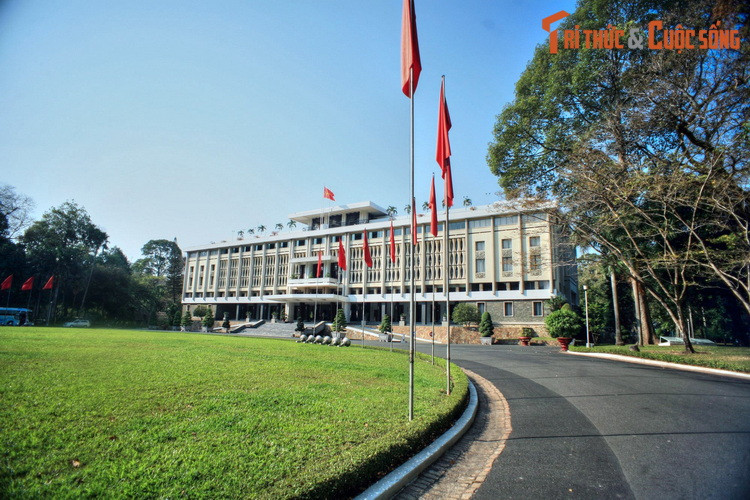 Khi thiết kế Dinh Độc Lập, kiến trúc sư Ngô Viết Thụ muốn tìm một ý nghĩa văn hóa cho công trình, nên mọi sự sắp đặt từ nội thất cho diện mạo bên ngoài, tất cả đều tượng trưng cho triết lý cổ truyền, nghi lễ Phương đông và cá tính của dân tộc.