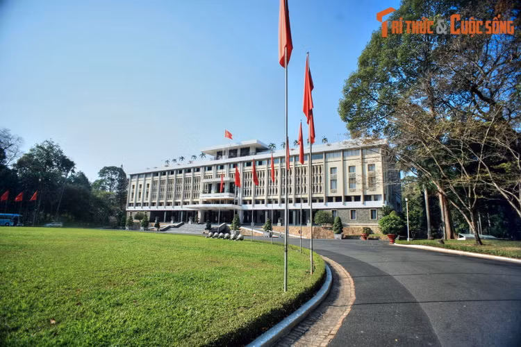 Khi thiết kế Dinh Độc Lập, kiến trúc sư Ngô Viết Thụ muốn tìm một ý nghĩa văn hóa cho công trình, nên mọi sự sắp đặt từ nội thất cho diện mạo bên ngoài, tất cả đều tượng trưng cho triết lý cổ truyền, nghi lễ Phương đông và cá tính của dân tộc.