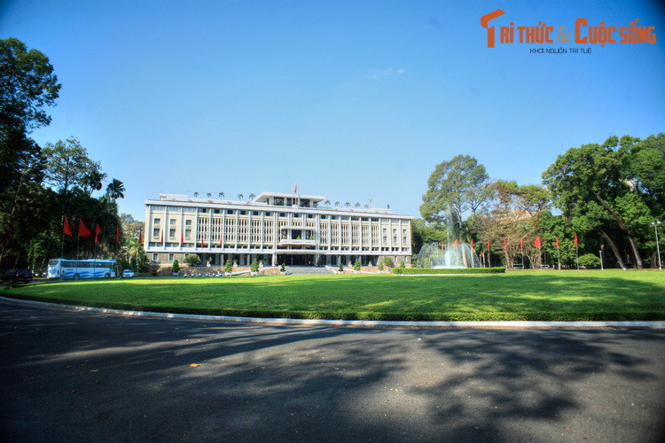 Được khởi công xây dựng ngày 1/7/1962 và khánh thành vào ngày 31/10/1966, Dinh Ðộc Lập một là một công trình độc đáo do kiến trúc sư Ngô Viết Thụ thiết kế. Dinh cao 26 mét, có ba tầng, hai gác lửng và tầng hầm, diện tích mặt bằng 4.500m², diện tích sàn 20.000m².