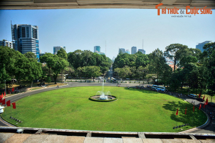 Sân trước của Dinh là một thảm cỏ hình oval có đường kính 102m. Màu xanh của thảm cỏ tạo ra một cảm giác êm dịu, sảng khoái cho khách ngay khi bước qua cổng.