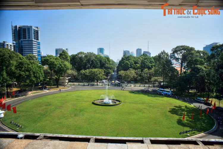 Sân trước của Dinh là một thảm cỏ hình oval có đường kính 102m. Màu xanh của thảm cỏ tạo ra một cảm giác êm dịu, sảng khoái cho khách ngay khi bước qua cổng.