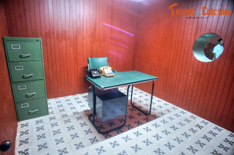 Hệ thống tầng hầm là một hạng mục quan trọng của Dinh Độc Lập. Khu hầm được chia thành hàng chục căn phòng có chức năng khác nhau, được thiết kế để chịu được oanh kích của bom lớn và pháo.