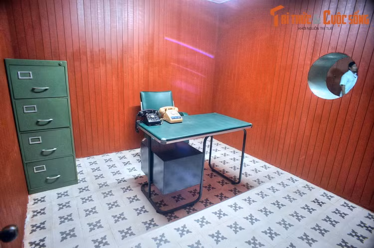 Hệ thống tầng hầm là một hạng mục quan trọng của Dinh Độc Lập. Khu hầm được chia thành hàng chục căn phòng có chức năng khác nhau, được thiết kế để chịu được oanh kích của bom lớn và pháo.