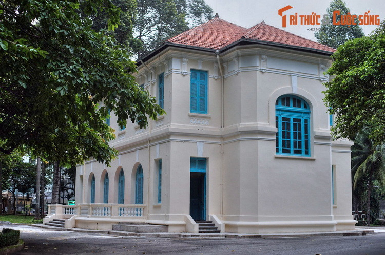 Phía góc đường Nguyễn Du – Nam Kỳ Khởi Nghĩa trong khuôn viên Dinh Độc Lập có một ngôi biệt thự mang kiến trúc kiểu Pháp. Đây là dấu tích còn lại của Dinh Norodom xưa. Hiện tại tòa nhà này được dùng làm nhà trưng bày về lịch sử của Dinh.