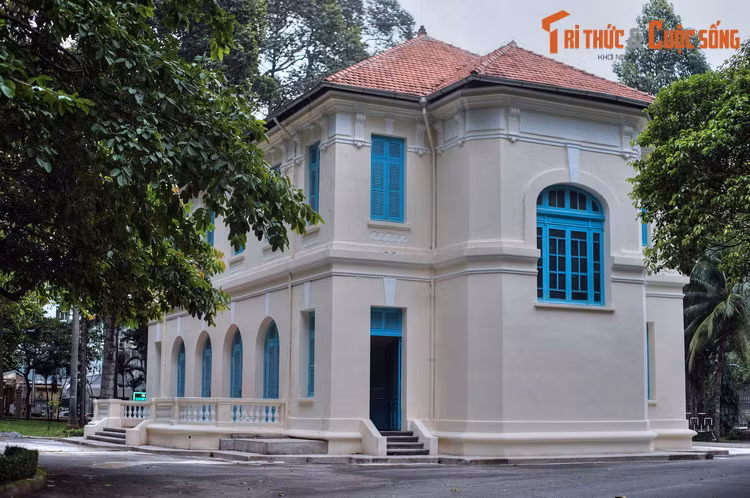 Phía góc đường Nguyễn Du – Nam Kỳ Khởi Nghĩa trong khuôn viên Dinh Độc Lập có một ngôi biệt thự mang kiến trúc kiểu Pháp. Đây là dấu tích còn lại của Dinh Norodom xưa. Hiện tại tòa nhà này được dùng làm nhà trưng bày về lịch sử của Dinh.