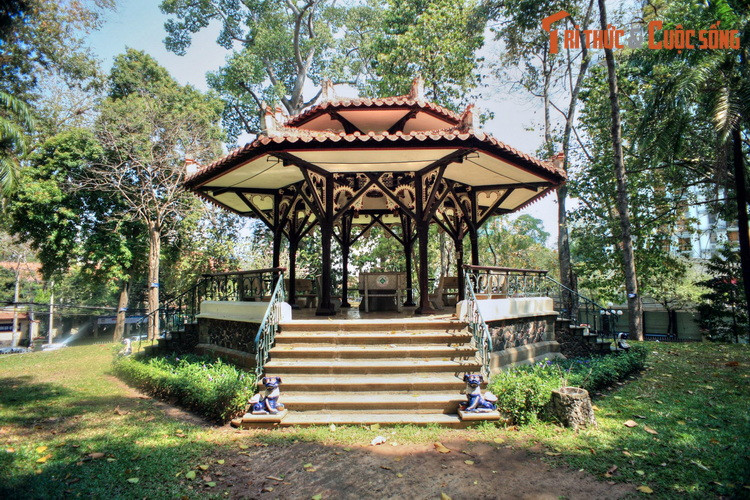 Góc trái Dinh phía đường Nguyễn Thị Minh Khai có một nhà bát giác đường kính 4 mét, xây trên một gò đất cao, xung quanh không xây tường, mái ngói cong cổ kính, được dùng làm nơi hóng mát, thư giãn.