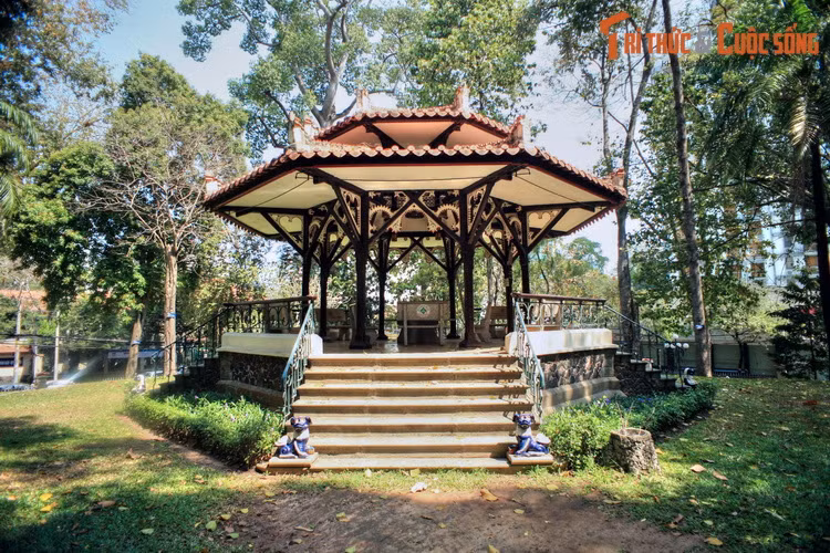 Góc trái Dinh phía đường Nguyễn Thị Minh Khai có một nhà bát giác đường kính 4 mét, xây trên một gò đất cao, xung quanh không xây tường, mái ngói cong cổ kính, được dùng làm nơi hóng mát, thư giãn.