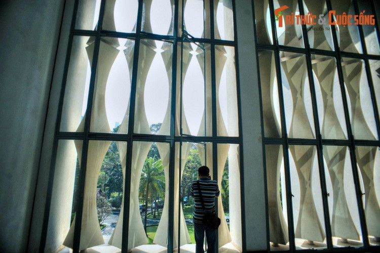 Vẻ đẹp kiến trúc của Dinh còn được thể hiện bởi rèm hoa đá mang hình dáng những đốt trúc thanh tao bao xung quanh tầng hai. Phần này được biến cách từ bức cửa bàn khoa của các cung điện Cố đô Huế, không chỉ mang yếu tố trang trí mà còn có tác dụng lấy ánh sáng mặt trời.