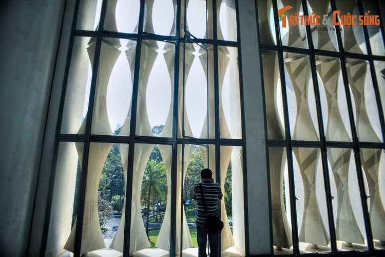 Vẻ đẹp kiến trúc của Dinh còn được thể hiện bởi rèm hoa đá mang hình dáng những đốt trúc thanh tao bao xung quanh tầng hai. Phần này được biến cách từ bức cửa bàn khoa của các cung điện Cố đô Huế, không chỉ mang yếu tố trang trí mà còn có tác dụng lấy ánh sáng mặt trời.