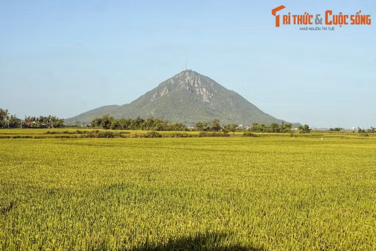 Núi Chóp Chài cao 391 mét, nổi lên giữa đồng bằng Tuy Hòa, thuộc địa phận xã Bình Kiến, ngoại ô thành phố Tuy Hòa - tỉnh lị của Phú Yên. Có hình nón cân đối, ngọn núi này là một trong những biểu tượng quen thuộc về Phú Yên.