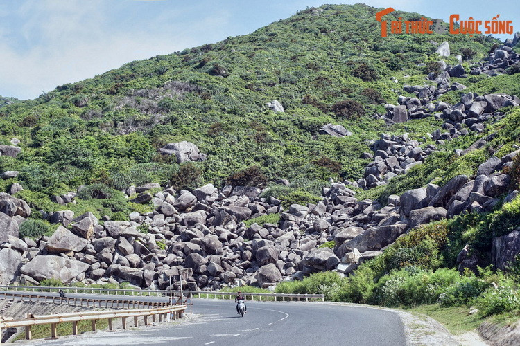 Đèo Cả nằm ở nơi giáp ranh của hai tỉnh Phú Yên và Khánh Hòa, trong đó phần lớn chiều dài nằm ở huyện Đông Hòa của Phú Yên. Đây là một trong những đèo lớn và hiểm trở, đồng thời có cảnh quan ngoạn mục nhất tại miền Trung.