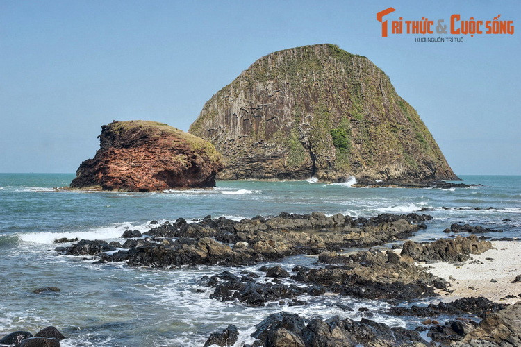 Hòn Yến nằm ở huyện Tuy An, là nơi có hai đảo đá hình thù độc đáo nhô lên giữa mặt biển xanh ngắt. Vùng biển ở khu vực này vẫn giữ được sự hoang sơ với nhiều rạn san hô cùng quần thể sinh vật biển phong phú.