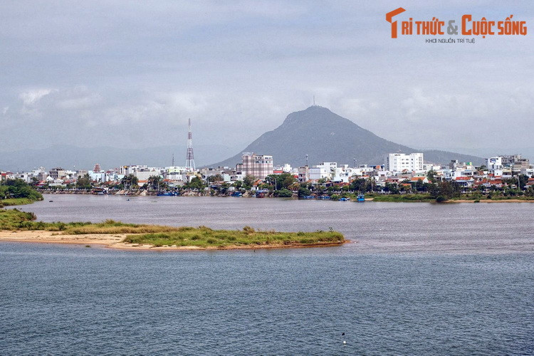 Khung cảnh ấn tượng của thành phố Tuy Hòa nhìn từ cầu Hùng Vương, với mặt nước bao la của sông Ba ở tiền cảnh và dàng vẻ kỳ vĩ của núi Chóp Chài ở hậu cảnh.