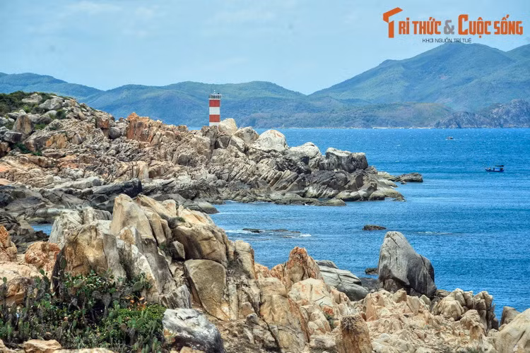 Chỉ cách Gành Đá Đĩa vài km, Gành Đèn khá lại mang một vẻ đẹp hoàn toàn khác biệt với vô số tảng đá chồng xếp lên nhau ngoạn mục bên biển xanh. Giữa khung cảnh đó, hải đăng Gành Đèn nổi nên như một điểm nhấn thu hút mọi ánh nhìn.