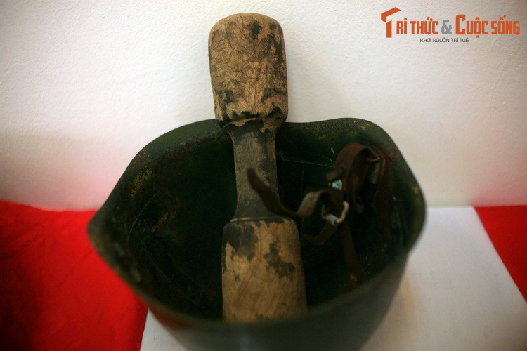 Mũ sắt đã được nhiều gia đình dùng làm cối giã cua, giã vừng, thậm chí là giã bánh dày.