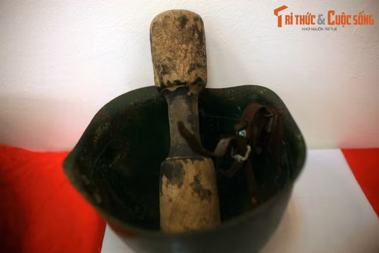 Mũ sắt đã được nhiều gia đình dùng làm cối giã cua, giã vừng, thậm chí là giã bánh dày.