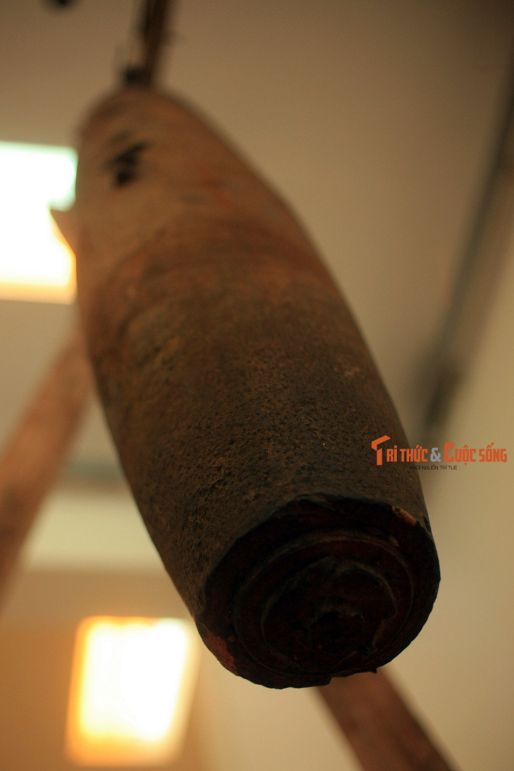 Vỏ bom được rất nhiều hợp tác xã nông nghiệp, trường học, nhà máy, xí nghiệp dùng làm kẻng báo giờ, báo động trong thời gian Mỹ đánh phá miền Bắc và thời bao cấp. Có địa phương còn dùng làm kẻng hộ đê. Chiếc kẻng này làm bằng quả bom nặng 250 cân Anh, tương đương 120kg.