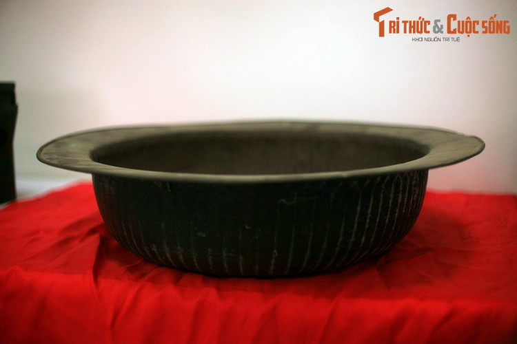 Thời gian kháng chiến chống Mỹ và thời bao cấp, chậu đồng và mâm đồng chủ yếu làm từ vỏ đạn pháo các loại. Những năm 1960-1970 vẫn còn các ông thợ hàn nồi đồng rong đi khắp các làng quê. Chiếc chậu đồng này làm từ vỏ đạn 130mm.