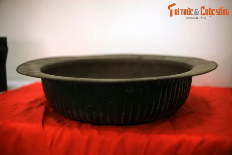 Thời gian kháng chiến chống Mỹ và thời bao cấp, chậu đồng và mâm đồng chủ yếu làm từ vỏ đạn pháo các loại. Những năm 1960-1970 vẫn còn các ông thợ hàn nồi đồng rong đi khắp các làng quê. Chiếc chậu đồng này làm từ vỏ đạn 130mm.