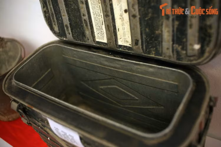 Chiếc thùng đựng thực phẩm của quân đội Mỹ được nhiều người bán giải khát dùng đựng đá thời bao cấp.