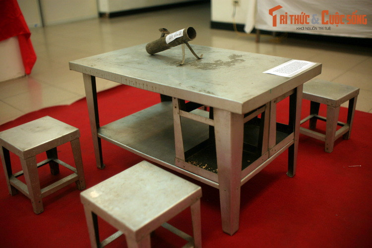 Bộ bàn ghế làm từ mảnh xác máy bay B-52 bị bắn cháy rơi xuống khu vực làng Ngọc Hà tháng 12/1972. Trên bàn là chiếc điếu cày làm bằng xác máy bay B-52 bị bắn cháy và rơi tại Thanh Oai, Hà Nội.