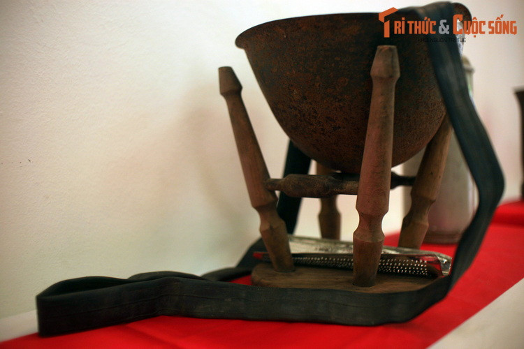 Mũ sắt được thợ sửa xe đạp đựng nước để thử săm trong thập kỷ 1960-1970.