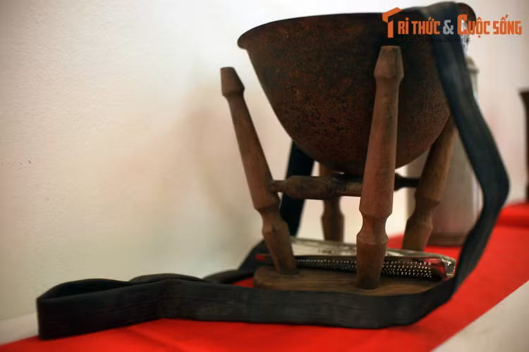 Mũ sắt được thợ sửa xe đạp đựng nước để thử săm trong thập kỷ 1960-1970.