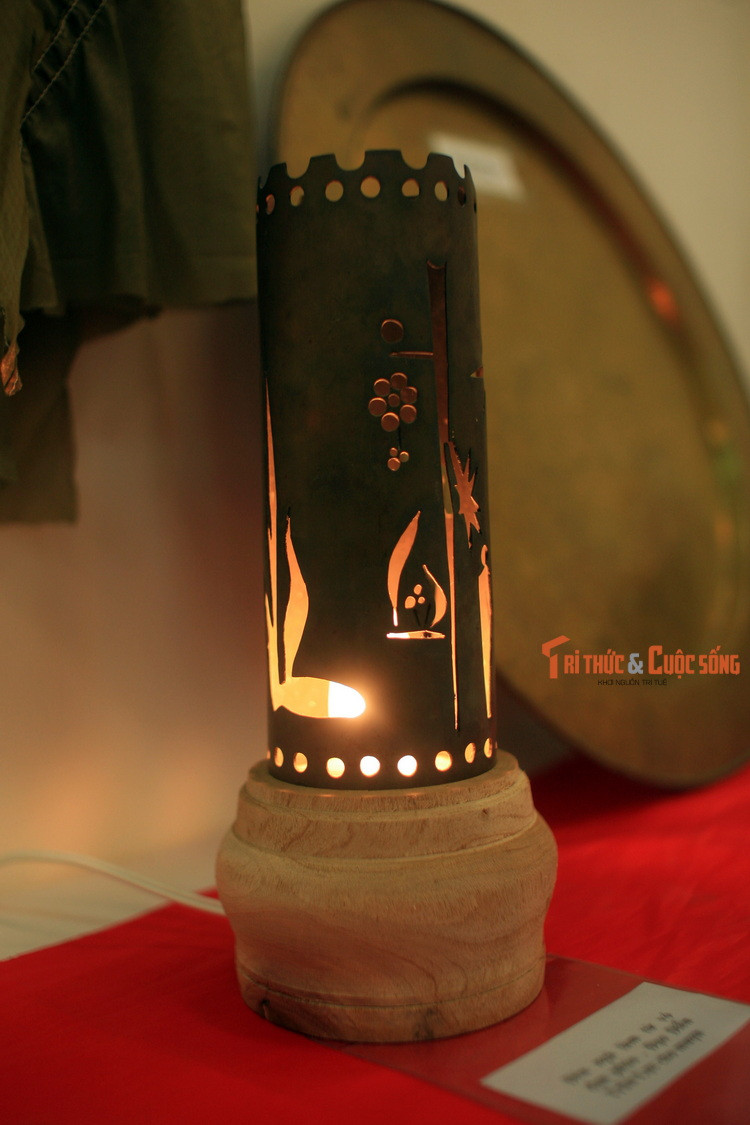 Đèn ngủ làm từ vỏ đạn pháo.