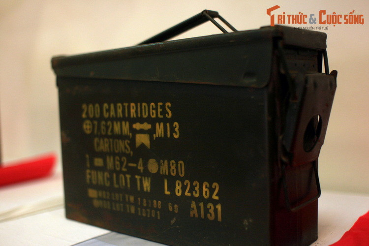 Nhiều gia đình, thợ sửa chữa xe máy ở miền Bắc thời chiến dùng thùng đựng đạn 12,7mm của Mỹ làm thùng đựng dụng cụ.