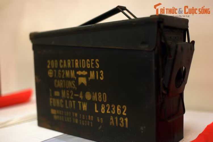 Nhiều gia đình, thợ sửa chữa xe máy ở miền Bắc thời chiến dùng thùng đựng đạn 12,7mm của Mỹ làm thùng đựng dụng cụ.