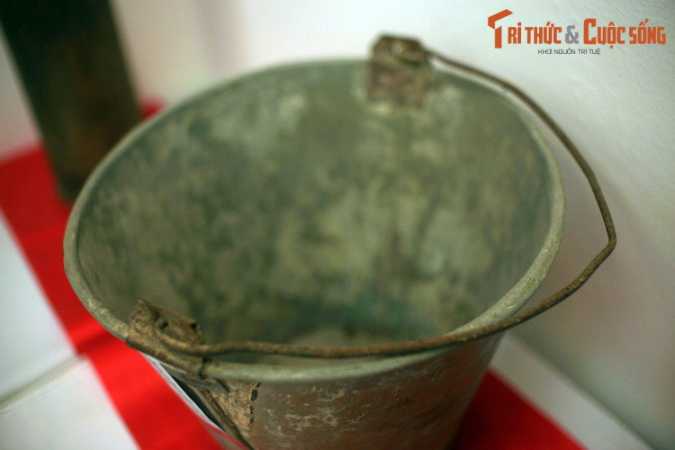 Chiếc xô này cũng làm từ mảnh máy bay bị bắn cháy rơi xuống làng Ngọc Hà và Hữu Tiệp tháng 12/1972.