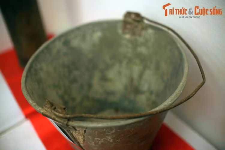 Chiếc xô này cũng làm từ mảnh máy bay bị bắn cháy rơi xuống làng Ngọc Hà và Hữu Tiệp tháng 12/1972.