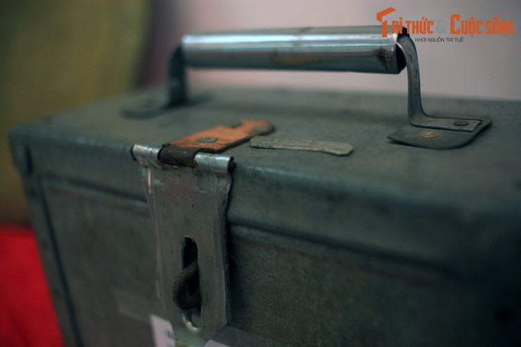 Chiếc hòm đựng đồ sửa chữa xe đạp tưởng như không có gì đặc biệt này được làm bằng mảnh xác máy bay B-52 bị bắn cháy rơi xuống làng Ngọc Hà và Hữu Tiệp tháng 12/1972.