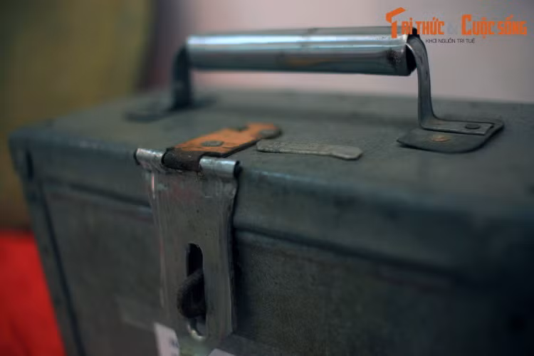 Chiếc hòm đựng đồ sửa chữa xe đạp tưởng như không có gì đặc biệt này được làm bằng mảnh xác máy bay B-52 bị bắn cháy rơi xuống làng Ngọc Hà và Hữu Tiệp tháng 12/1972.