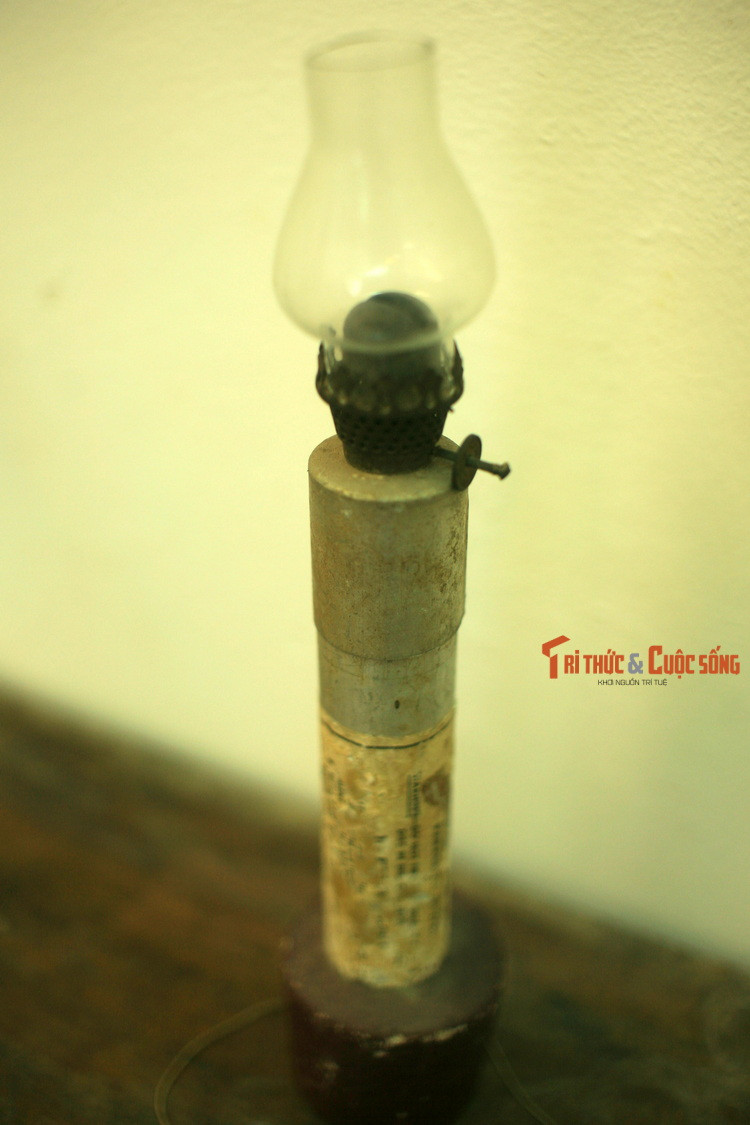 Chiếc đèn dầu có thân làm bằng ống pháo sáng của Mỹ.