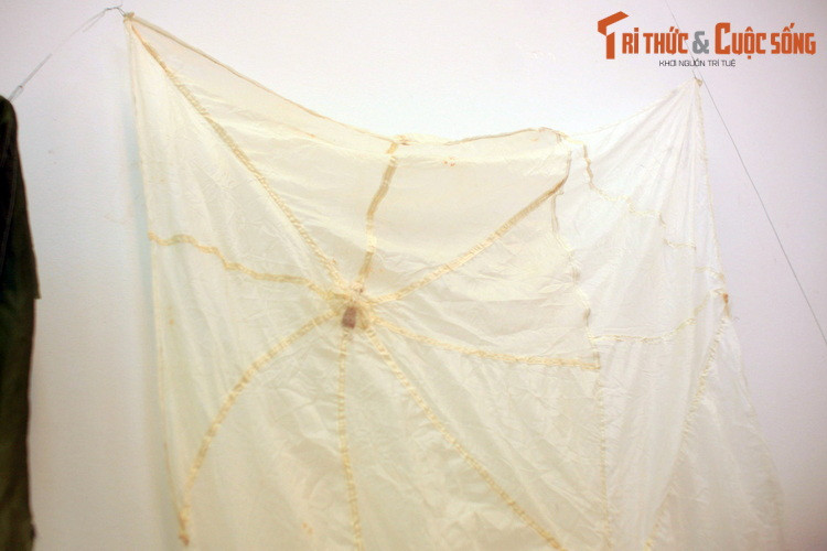 Khăn choàng của một thợ cắt tóc làm từ dù pháo sáng của Mỹ.