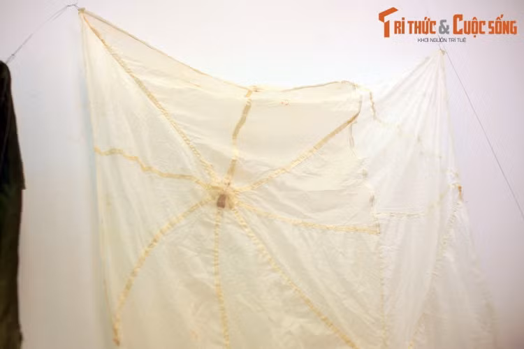 Khăn choàng của một thợ cắt tóc làm từ dù pháo sáng của Mỹ.