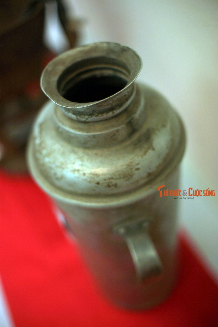 Vỏ phích nước làm bằng xác máy bay Mỹ.