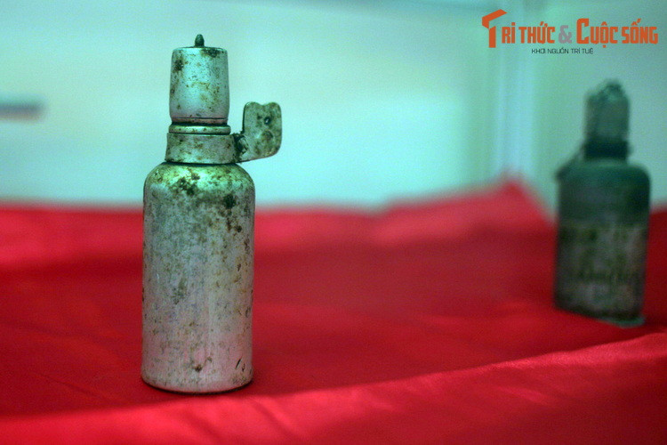 Đèn dầu có thân làm từ ống pháo sáng của Mỹ, bộ đội ta thường dùng để viết thư trong hầm.